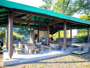 BBQ場。屋根付きなので雨の日でも楽しめます。