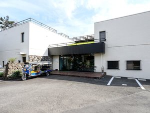 伊豆高原の自然に佇むISOLA。旅への期待が高まる外観