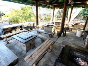 雨の日も安心。炭火を囲む屋根付きBBQ会場
