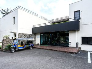 海辺の滞在へ誘う、ISOLA伊豆高原のエントランス