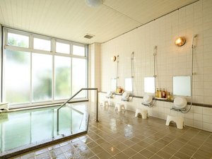 大きな窓で開放感。伊豆高原温泉の貸切浴場