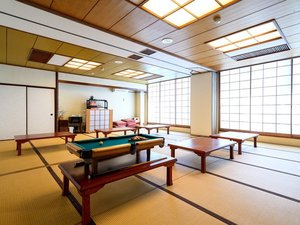 雨の日も楽しめるビリヤード付き娯楽室