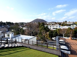 屋上テラスから望む大室山。伊豆らしい絶景