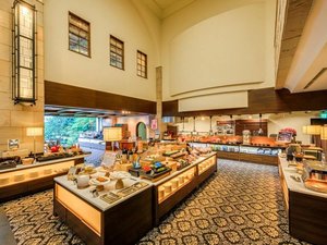 レストラン「グリル」 窓外に箱根外輪山の雄大な自然を望む西洋料理レストラン