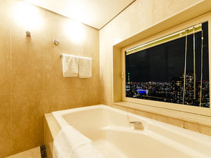 ジュニアスイートルーム■バスルームからは東京の夜景をお楽しみいただけます。