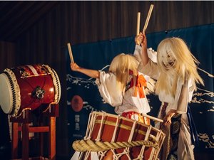 【ご当地楽】界 霧島では、天孫降臨の物語を表現した躍動感ある太鼓を使った演舞を毎晩披露しています。