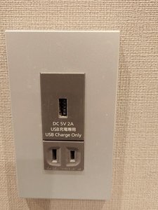 1Fフリースペースにも充電用のコンセント、USBポートを用意しております。