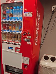 1Fフリースペースにソフトドリンクの自動販売機を用意しております。