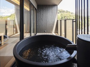 【客室設備/露天風呂】全室に備え付けられた温泉を、お好きな時間にお好きなだけ。