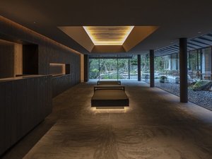 【ロビー】「素器(SOKI)」にちなんだ天然素材を使用したロビー。