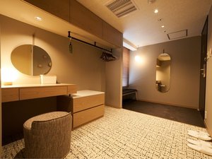 【ロイヤルコーナーツイン〜TSUGARU〜】ドレッサーにReFaドライヤーをご用意しております。