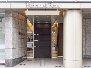 【ホテル正面玄関】柳町通りよりホテルに直接お入りいただき、エレベーターで5階フロントまでお進み下さい