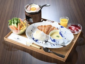 【洋食例】卵はお好みの焼き加減でどうぞ。パンは焼きたてです。日によっては生米パンを提供しております。