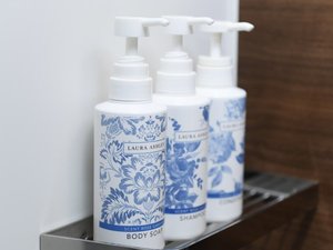 【風呂】ボディソープ・シャンプー・リンスはローラアシュレイを使用しております。