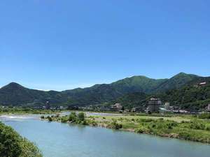 千曲川のほとりに広がる上山田温泉。チェックイン後は散策にお出かけください