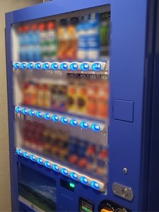 館内に計3台ございます(ソフトドリンクのみ)