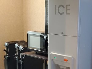 電子レンジや製氷機(一部フロア)にご用意しております。