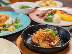 朝食は選べるメイン料理とハーフブッフェスタイル