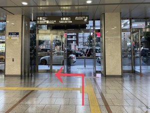 @JR名古屋新幹線改札口にある太閤口を出て左に進みます。