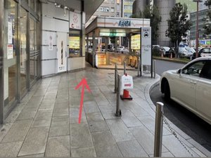 Aそのまま細い路地を直進して頂きます。
