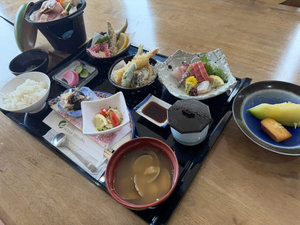 〈天ぷら〉〈目光のから揚げ〉より1品選べます。