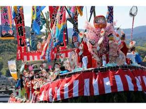 毎年4月4日は「大瀬祭り」!大漁旗で飾られた漁船の上で、女装した青年達が繰り広げる「勇み踊り」は必見!