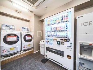 ドラム式コインランドリーと自動販売機