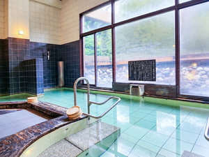 【大浴場】別名「美人の湯」とも呼ばれる、肌をしっとりと包み込み、すべすべとした肌触りを感じられます