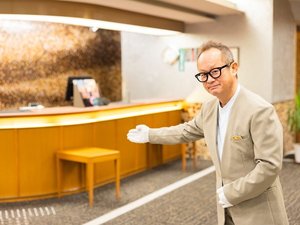 フロントにてスタッフがお迎えいたします。ご不明な点はお気軽にお声がけください。