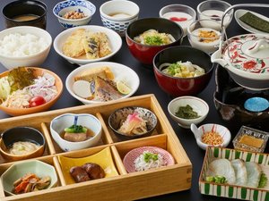 【朝食:基本】朝食は、和膳をはじめ、名物「鯛茶漬け」と「ハーフバイキング」もお愉しみいただけます。