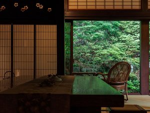 ■ラウンジ「サロン上段」 桃山時代に築庭された林泉庭園の眺め