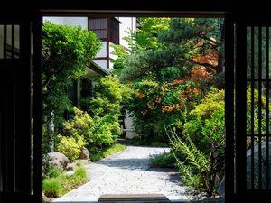 ■玄関 緑がきれいな庭
