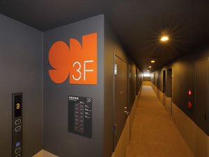 �L��