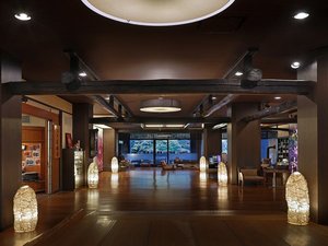 広々としたエントランスからロビーに広がる空間。