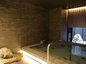 京都の御影石の半露天風呂もご用意しております。