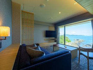 【デラックスツイン(一例)】海を望む空間と、ゆとりあるソファスペースで贅沢な時間を