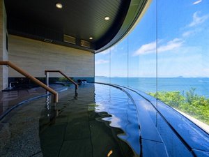【大浴場(男性)】一面に広がる大海原と島々を望み、行き交う船を眺めながらゆったりとお寛ぎいただけます