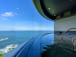 【岬の湯(女性)】水平線まで見渡せる絶景の大浴場で、海とともに癒しのひとときをお過ごしいただけます