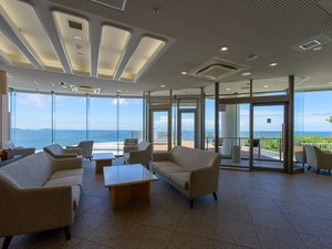 【ロビー】海を眺めながら寛ぐ、心安らぐロビー空間をお楽しみください。