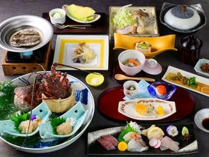 【夕食|伊勢海老&鮑付きコース】伊勢海老のお造りと活き鮑の酒蒸しを中心とした当ホテル自慢の会席料理。