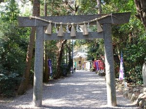 【神明神社】女性の願いをひとつだけ叶えてくれる「石神さん」。旅の思い出に特別なお参りを