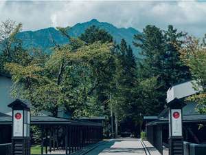 晴れた日には爺ヶ岳・鹿島槍を遠くに望むことができます