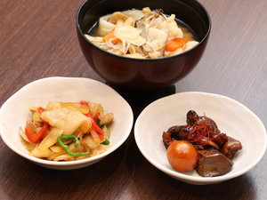 ■ご当地セット ※左から富士桜ポークのバラ焼き、ほうとう、とりもつ煮
