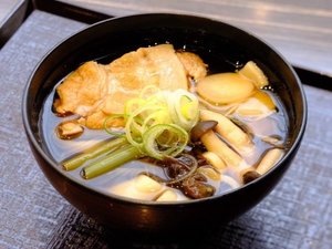 ■ご当地メニューほうとう 山梨名物「山菜ほうとう」醤油ベースの出汁でお召し上がりください。