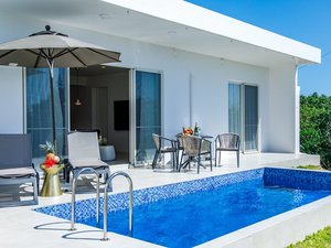 【沖縄県宮古島のプライベートプール付き高級貸し別荘・コテージ・ヴィラ・コンドミニアム】クリスタルヴィラベイサイド