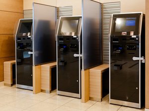お支払は自動精算機をご利用いただけます。両替もできるので便利♪