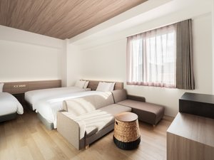 フォース(140cm×1台・100cm×2台)ソファー付き。映画鑑賞利用でもお楽しみ頂けます。