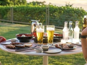 専用デッキで移ろいゆく海と空を見ながら夕食の時間を