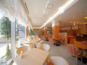 【朝食】会場−南向きの朝日が心地よい窓側です。