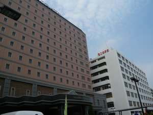 東隣りは商工会議所です。徒歩30秒。